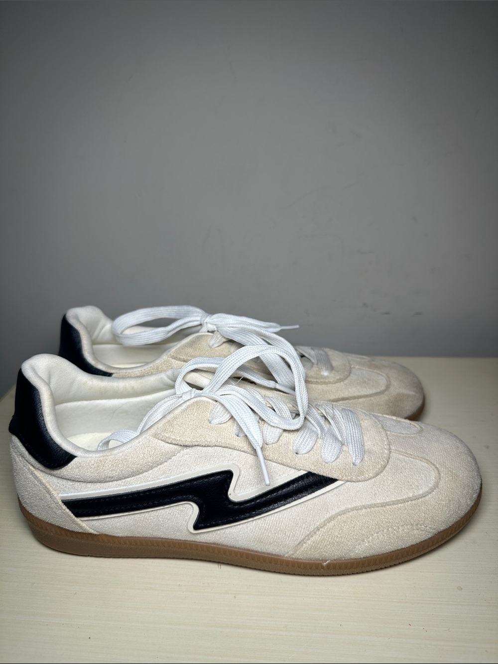 Project Cloud New cream and Black Low-Top retro style Sneakers